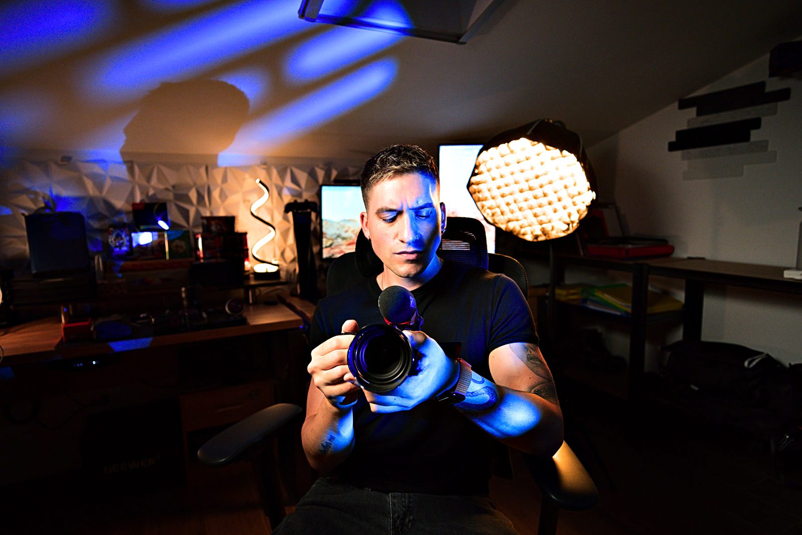 Diego nel suo studio con la videocamera